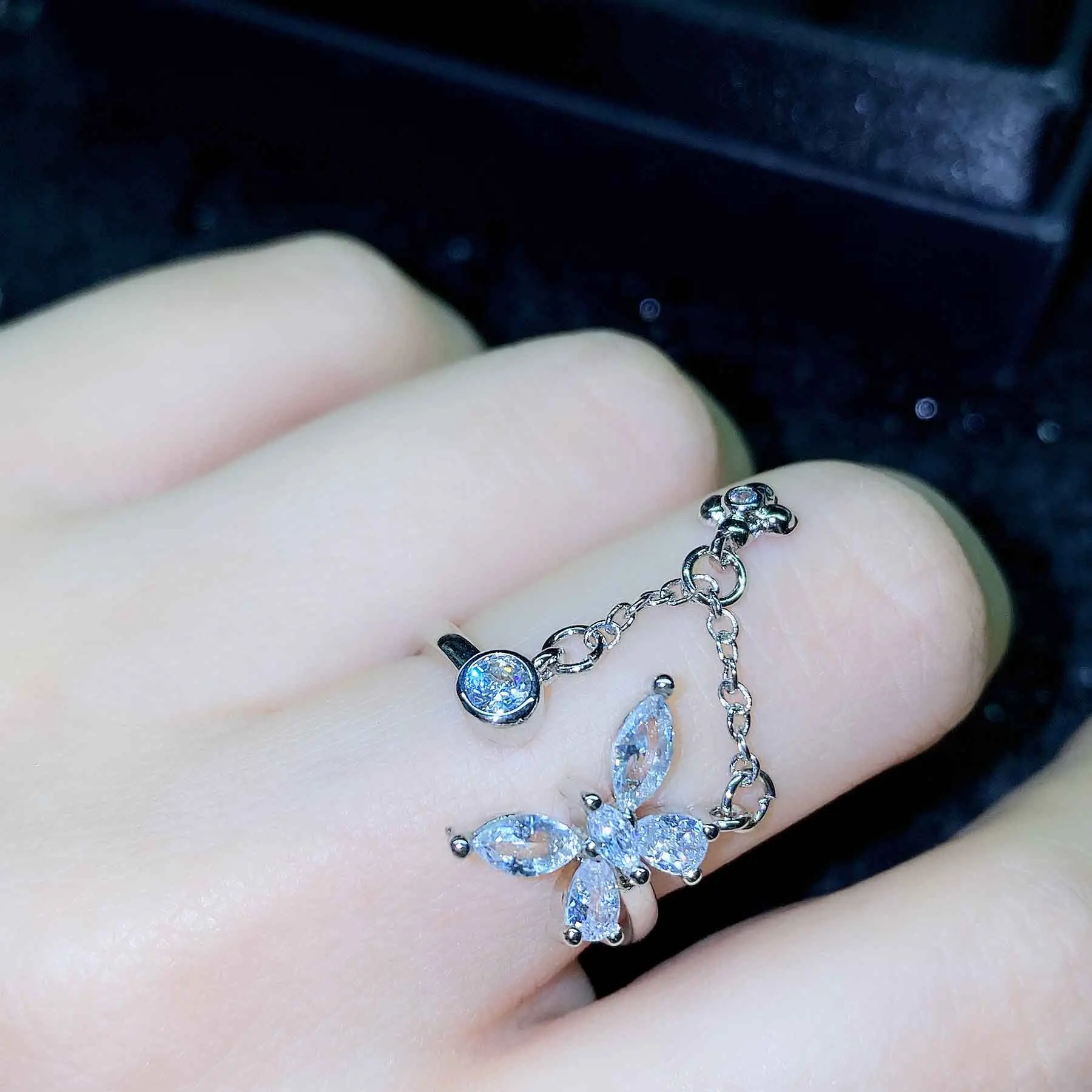 2021 Retro Butterfly Chain Design Crystal Zircon Rings Hand Finger Chain Open Adjustable Ring For Women Girl Ring Jewelry Gifts
2021 Retro Butterfly Chain Design Crystal Zircon Rings Hand Finger Chain Open Adjustable Ring For Women Girl Ring Jewelry Gifts