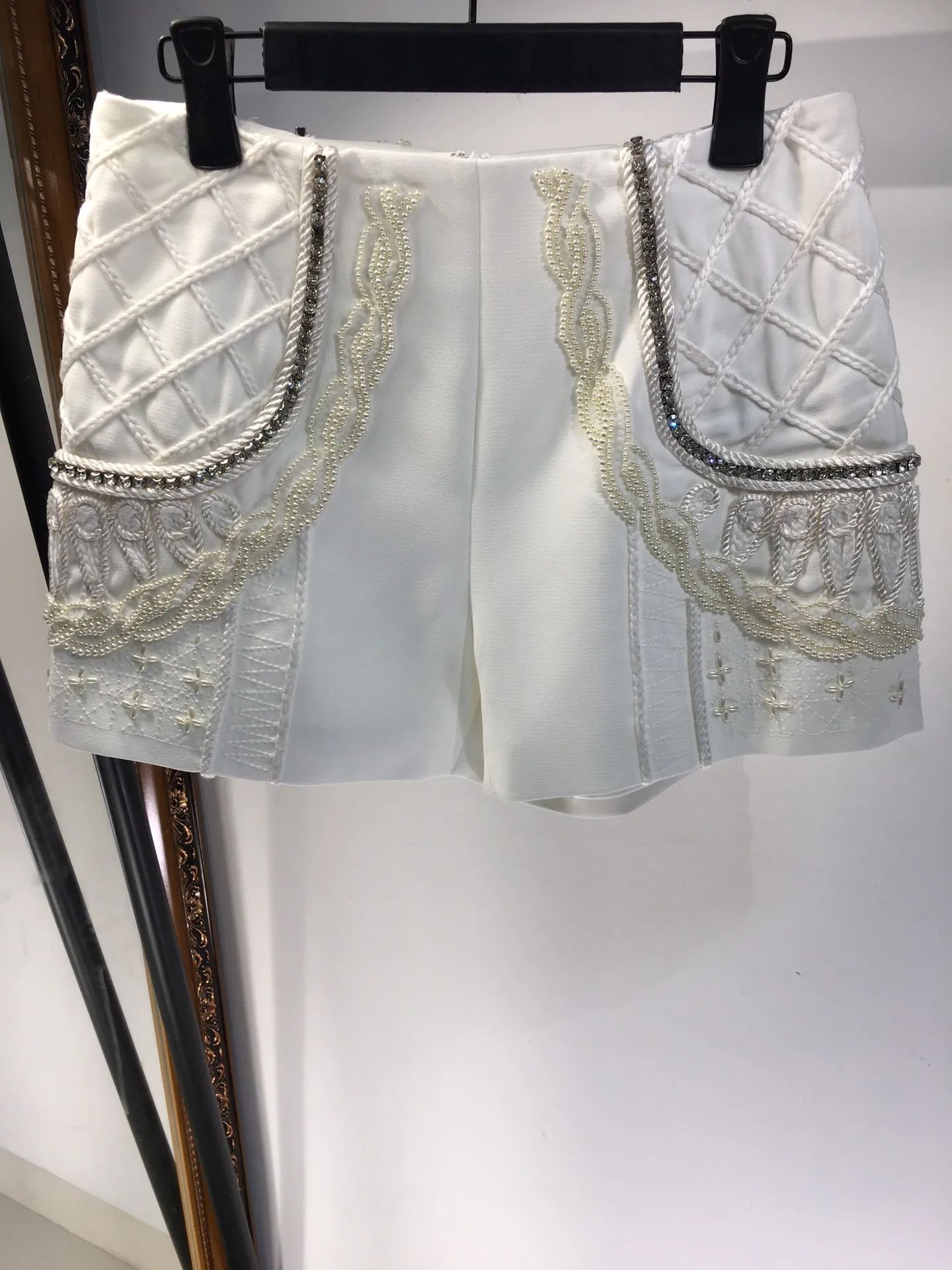 2021 new women fashion loose disc flower beaded sequined white shorts 0518
2021 new women fashion loose disc flower beaded sequined white shorts 0518