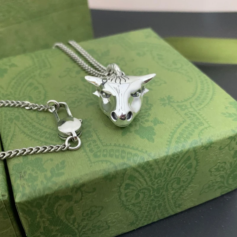 Light Luxury Jewelry S925 Sterling Silver Double G Letter Bull Head Pendant Necklace Sweater Chain Men's Men's Jewelry Gift 1:1
Light Luxury Jewelry S925 Sterling Silver Double G Letter Bull Head Pendant Necklace Sweater Chain Men's Men's Jewelry Gift 1:1