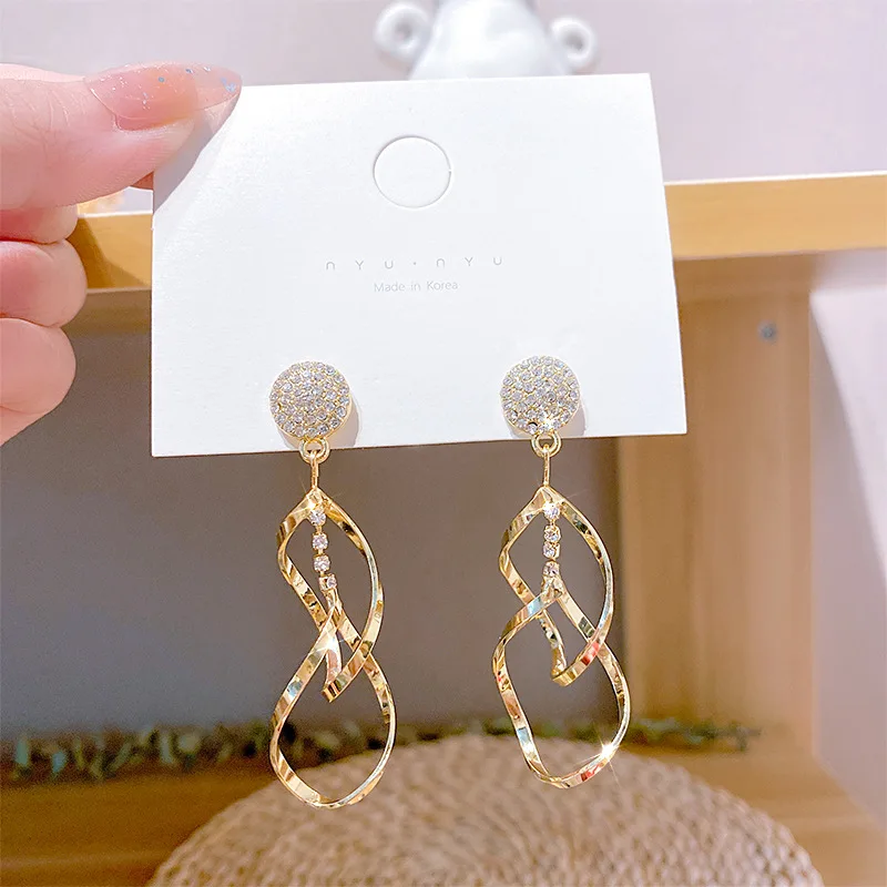 Twisted Geometric Pendants Dangle Earrings Inlaid with Cubic Zirconia for Women Hanging Earring 2021
Twisted Geometric Pendants Dangle Earrings Inlaid with Cubic Zirconia for Women Hanging Earring 2021
