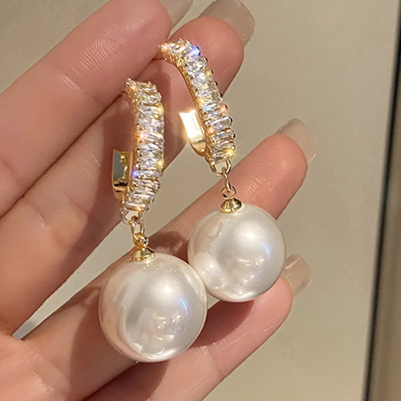 Women Oversized White Pearl Drop Earrings 2021 New Fashion Korean Round Pearl Hoop Earrings Girls Party Wedding Jewelry Gift
Women Oversized White Pearl Drop Earrings 2021 New Fashion Korean Round Pearl Hoop Earrings Girls Party Wedding Jewelry Gift
