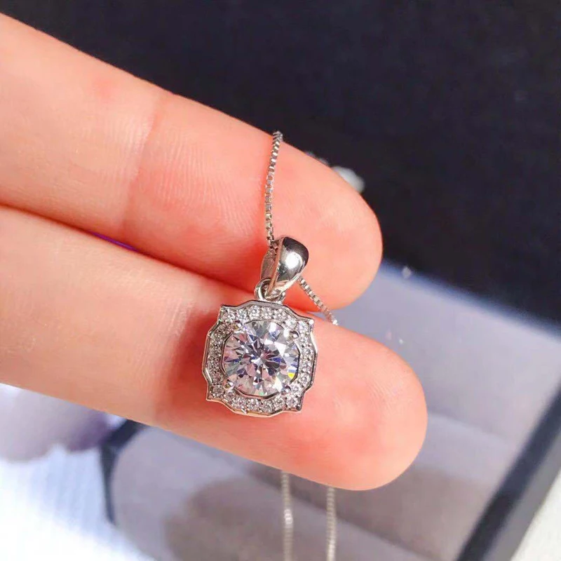 Women 2020 Fashion Trend Clavicle Necklace Inlay Square Zircon Silvery Small Pendant Necklace Simple Supplies For Jewelry Choker
Women 2020 Fashion Trend Clavicle Necklace Inlay Square Zircon Silvery Small Pendant Necklace Simple Supplies For Jewelry Choker