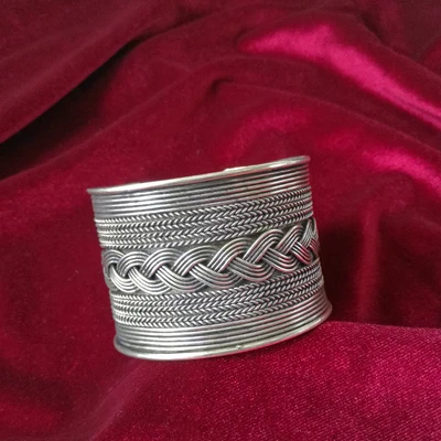 charming Miao Silver Twisted Silk Braided narrow bracelet, simple and personalized design
charming Miao Silver Twisted Silk Braided narrow bracelet, simple and personalized design