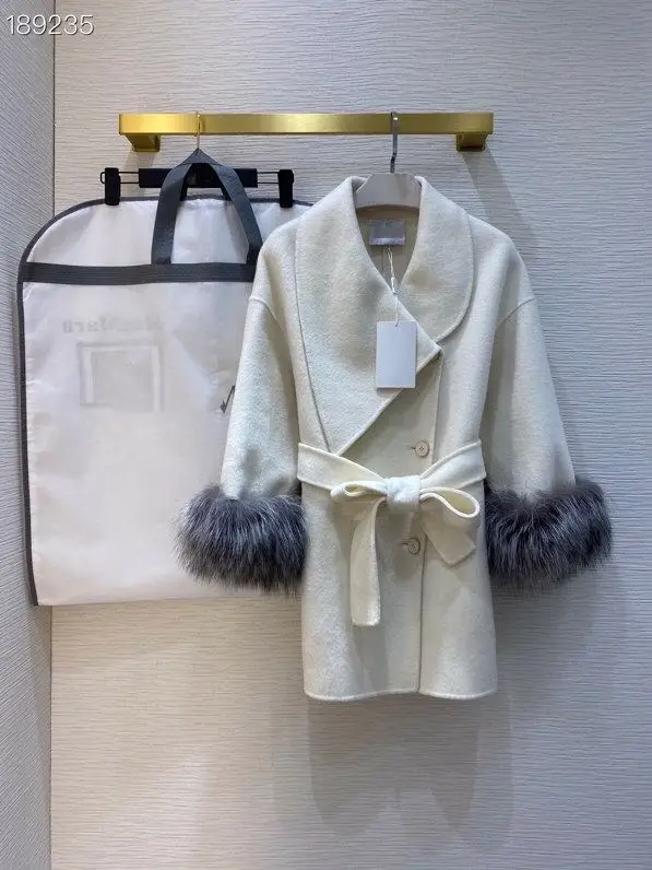 2020 Winter Long Coat Wool Blend Elegant Vintage Single Breasted Slim Belt Runway High Quality Fox Fur Sleeves Ladies Overcoat
2020 Winter Long Coat Wool Blend Elegant Vintage Single Breasted Slim Belt Runway High Quality Fox Fur Sleeves Ladies Overcoat