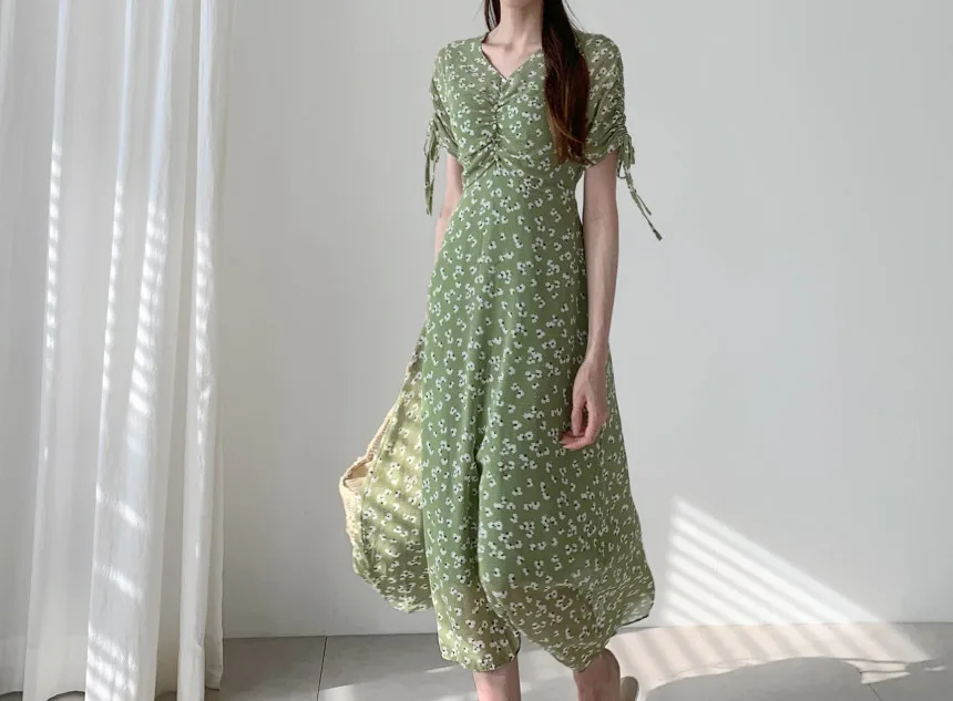 VICONE French temperament retro v-neck floral chiffon dress with closed show thin waist the a-line Dresses
VICONE French temperament retro v-neck floral chiffon dress with closed show thin waist the a-line Dresses