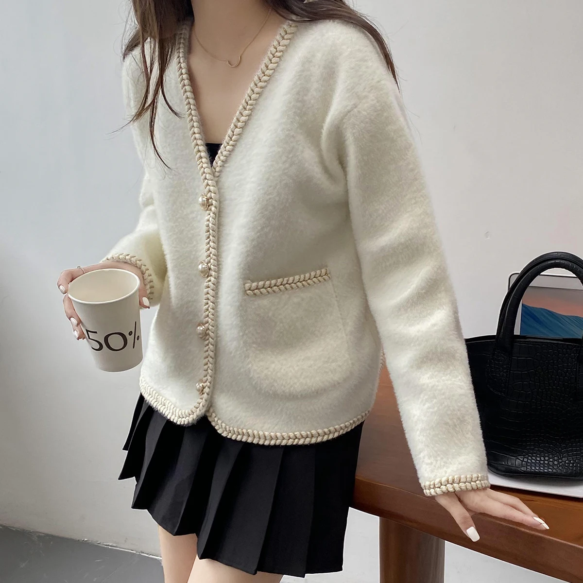 Korean Elegant Pearl Buckle Bright Striped Edge Chic Cardigan Women Autumn Winter Cashmere Loose Sweater Ladies Knitted Outwear
Korean Elegant Pearl Buckle Bright Striped Edge Chic Cardigan Women Autumn Winter Cashmere Loose Sweater Ladies Knitted Outwear