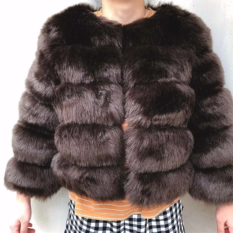 Фото Женское меховое пальто сезона зима 2021 модное цвета хаки из искусственного меха