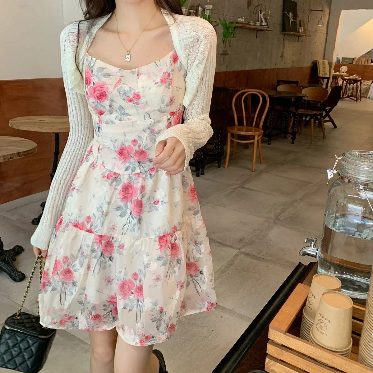 Summer Elegant Floral Strap Dress Women 2021 Design Patchwork Beach Sexy Mini Dress Chiffon Slim Casual Chic Party Sweet Dress
Summer Elegant Floral Strap Dress Women 2021 Design Patchwork Beach Sexy Mini Dress Chiffon Slim Casual Chic Party Sweet Dress
