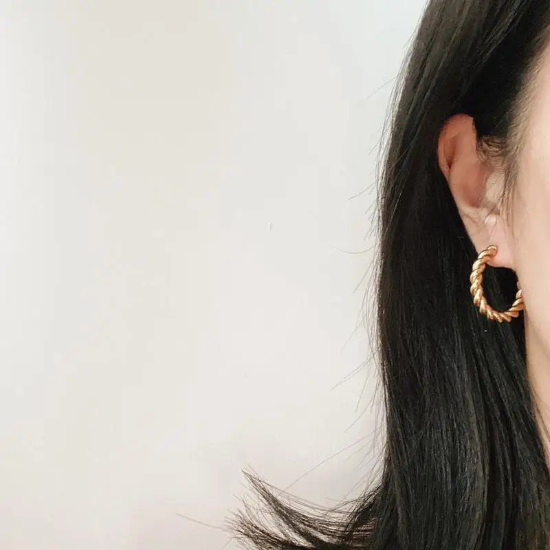 Vintage Geometric 18K Gold Plated Twisted Metal Hollow Hoop Earrings Retro Chic Round Earrings Precious Jewelry For Women
Vintage Geometric 18K Gold Plated Twisted Metal Hollow Hoop Earrings Retro Chic Round Earrings Precious Jewelry For Women