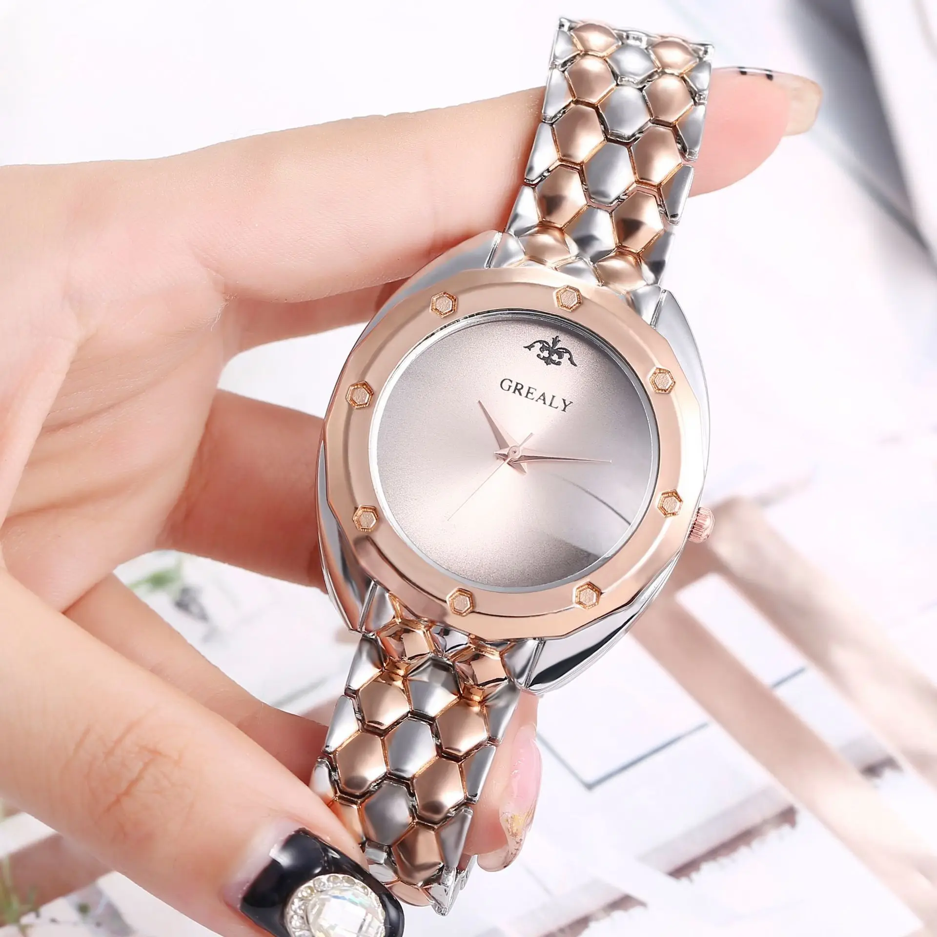 Dropshipping Style Watch Ladies Rivet Scale Fashion Alloy Steel Band Quartz Watch for Girlfriend Daughter Wife Gift Clock Hour
Dropshipping Style Watch Ladies Rivet Scale Fashion Alloy Steel Band Quartz Watch for Girlfriend Daughter Wife Gift Clock Hour