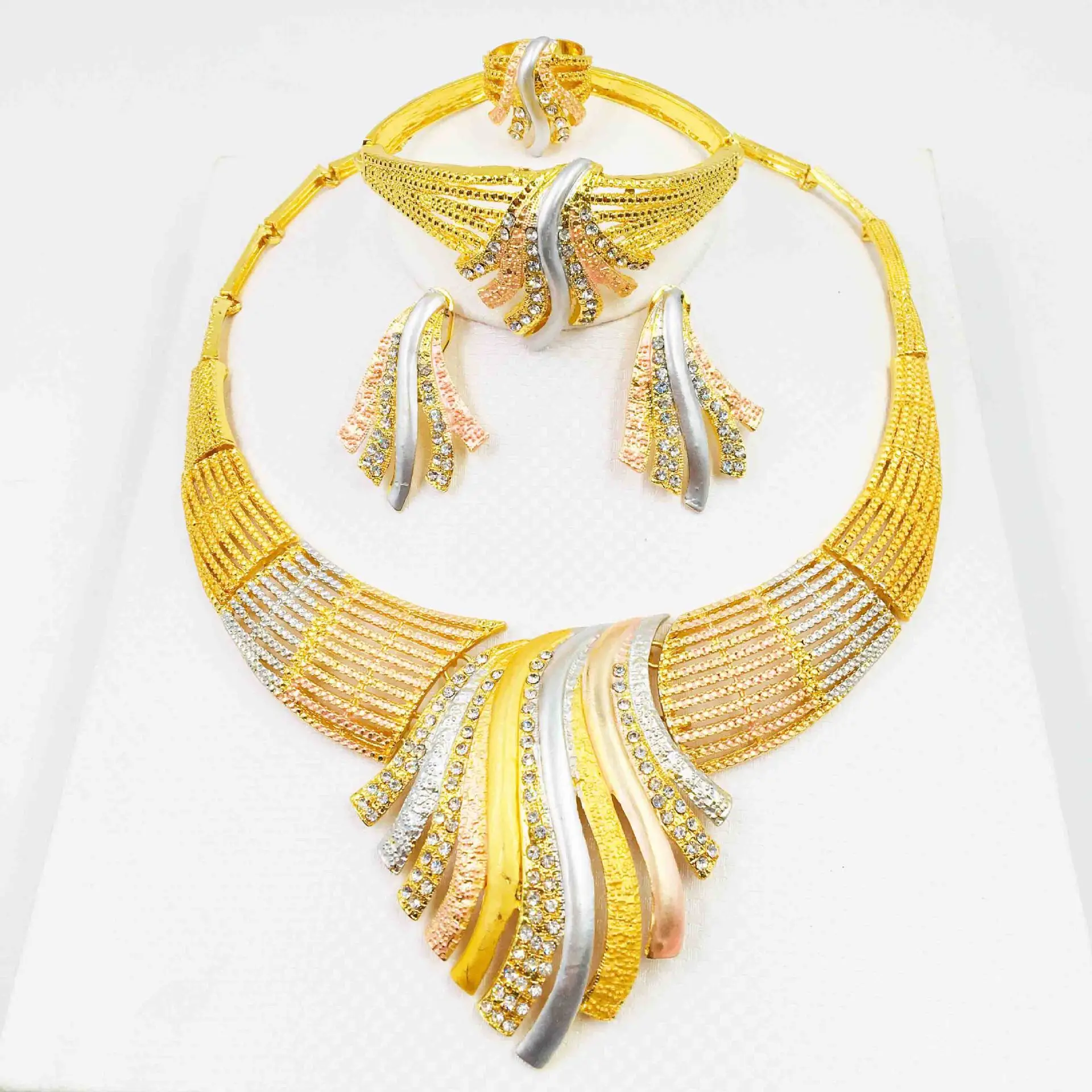 Arab Dubai Jewelry Necklace Classic Drop Shaped Bracelet Earrings Ring for Female Wedding Jewelry for Bridal Jewelry Set
Arab Dubai Jewelry Necklace Classic Drop Shaped Bracelet Earrings Ring for Female Wedding Jewelry for Bridal Jewelry Set