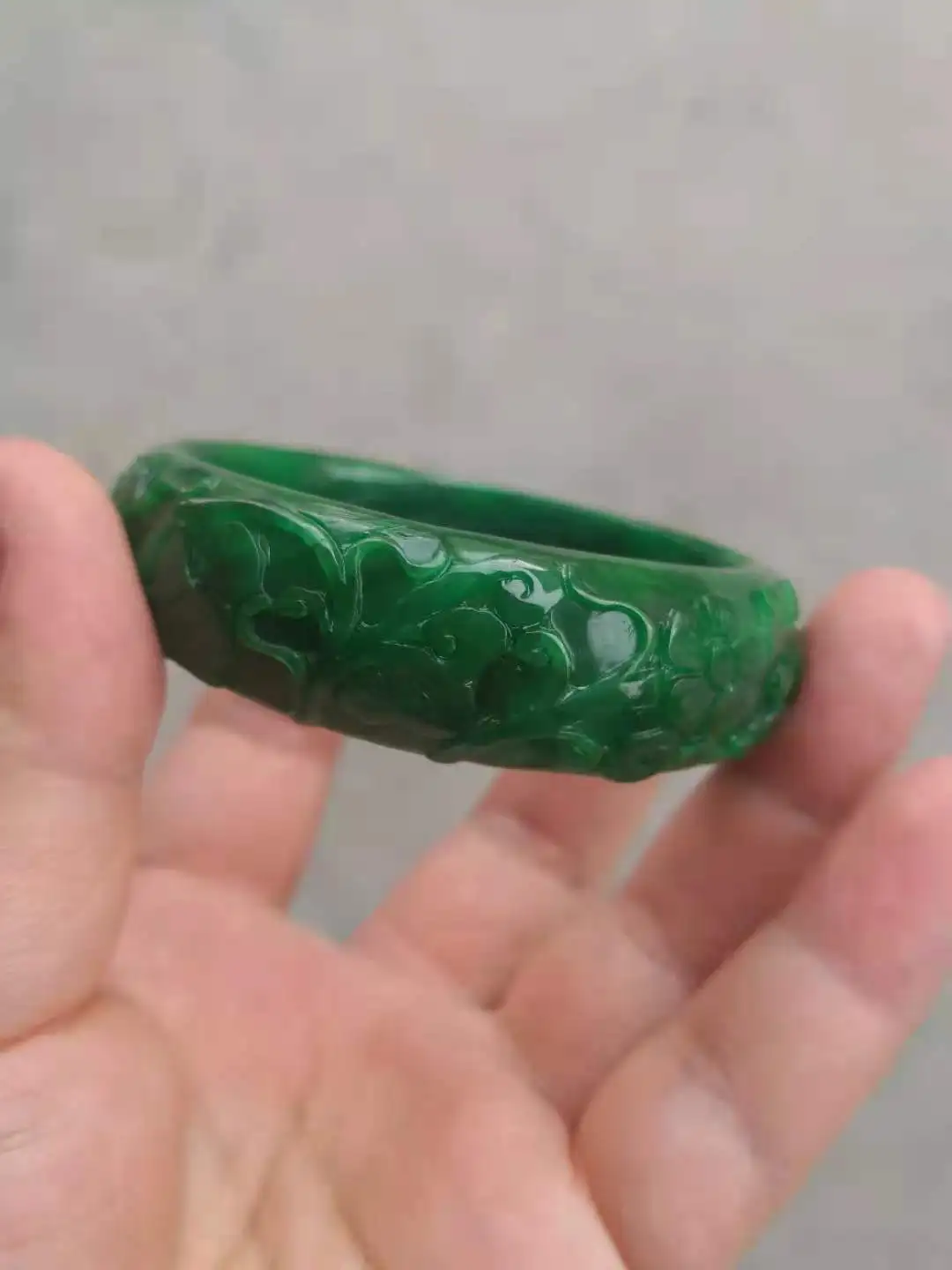 100%real jade Natural handmad 7A Emerald Hand carved pattern flower bangle jade bangle green jade bangles women emerald bracelet
100%real jade Natural handmad 7A Emerald Hand carved pattern flower bangle jade bangle green jade bangles women emerald bracelet