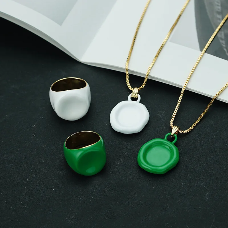 CARLIDANA 2022 French Vintage White Green Personality Enamel Ring Colorful Metal Irregular Geometric Painted Wide Ring For Women
CARLIDANA 2022 French Vintage White Green Personality Enamel Ring Colorful Metal Irregular Geometric Painted Wide Ring For Women