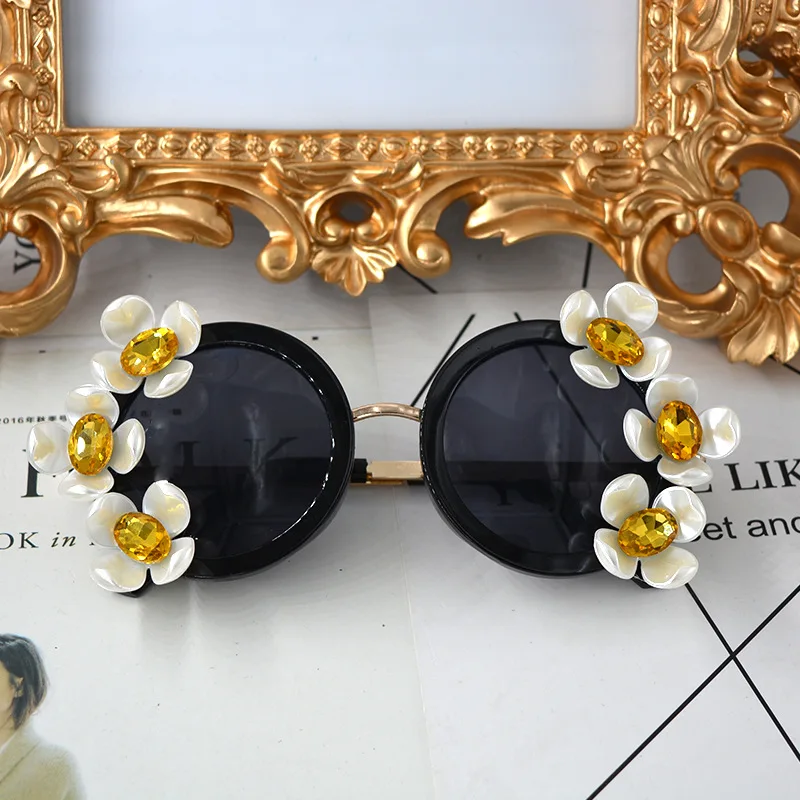 Luxury Fashion Brand Designer Baroque Petals Noble Sunglasses Women Vintage Retro Superstar Sunglasses Party Outdoor Eyewear
Luxury Fashion Brand Designer Baroque Petals Noble Sunglasses Women Vintage Retro Superstar Sunglasses Party Outdoor Eyewear