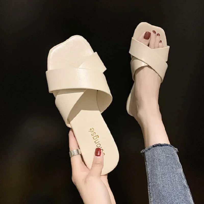 Новинка лета 2020, универсальные однословные тапочки, женские модные сандалии и тапочки с плоской подошвой
Новинка лета 2020, универсальные однословные тапочки, женские модные сандалии и тапочки с плоской подошвой