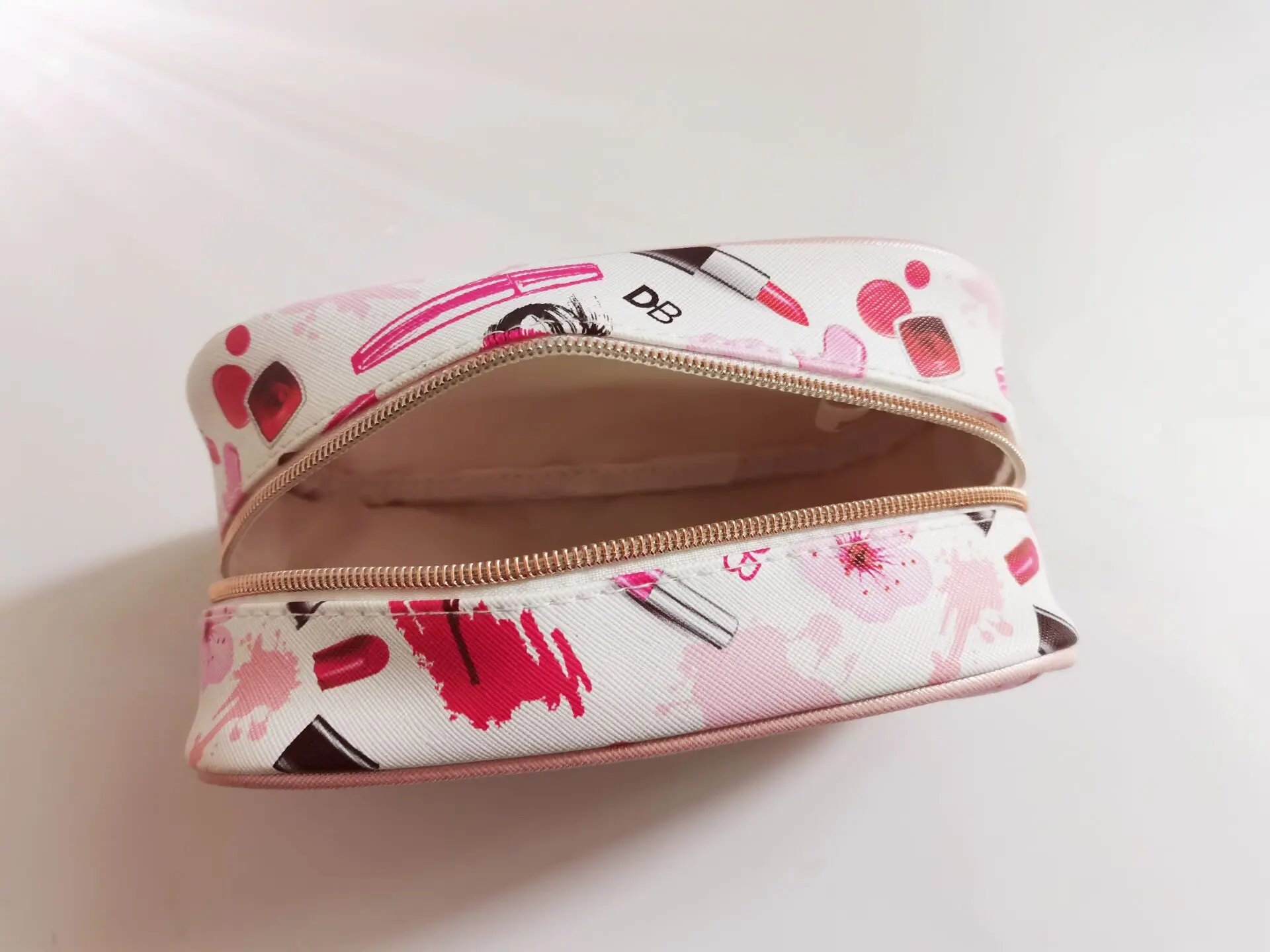 2021 floral cosmetic bag Lip patterns zippered handbag OEM European style hearted bag 
2021 floral cosmetic bag Lip patterns zippered handbag OEM European style hearted bag