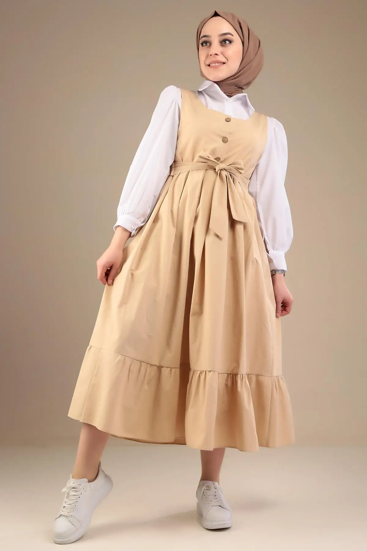 Three-Button Arched Pleated Gilet
Three-Button Arched Pleated Gilet