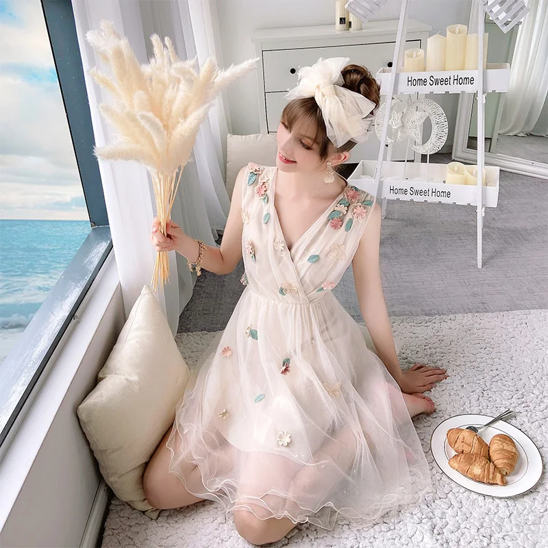 Dabuwawa Sweet Appliques Sleeveless A-Line Dress Women Summer V-Neck Fit and Flare Mesh Hem Party Dress Female D18BDR126
Dabuwawa Sweet Appliques Sleeveless A-Line Dress Women Summer V-Neck Fit and Flare Mesh Hem Party Dress Female D18BDR126