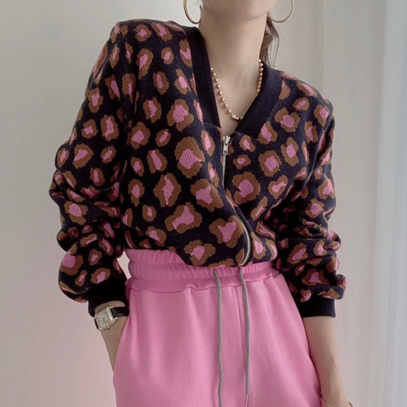 Korean chic western style retro V-neck leopard zipper design long-sleeved cardigan knit sweater short coat female
Korean chic western style retro V-neck leopard zipper design long-sleeved cardigan knit sweater short coat female