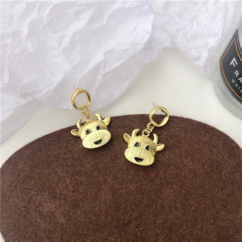 Fashion geometry stud earrings contracted small female personality design feeling benmingnian earrings with South Korea's temper 
Fashion geometry stud earrings contracted small female personality design feeling benmingnian earrings with South Korea's temper