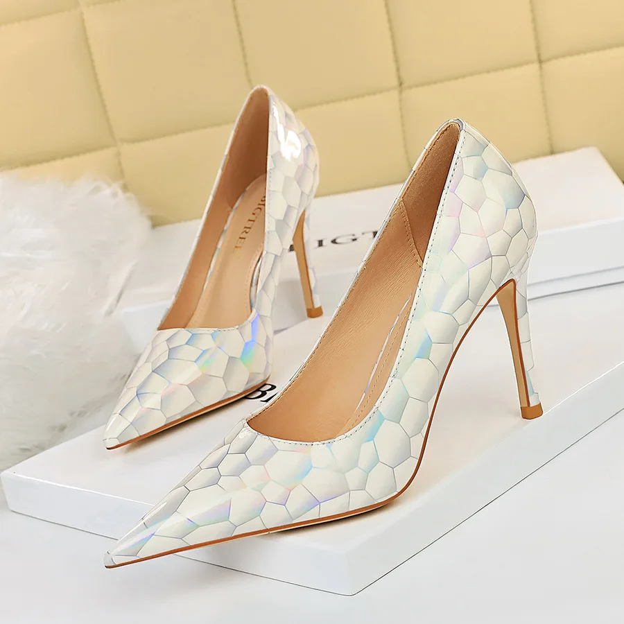 Large Size 42 43 Women Pumps 2021 White 9.5cm Ladies Wedding High Heels Golden Sexy Female Club Party Shoes Career Heeled Shoes
Large Size 42 43 Women Pumps 2021 White 9.5cm Ladies Wedding High Heels Golden Sexy Female Club Party Shoes Career Heeled Shoes