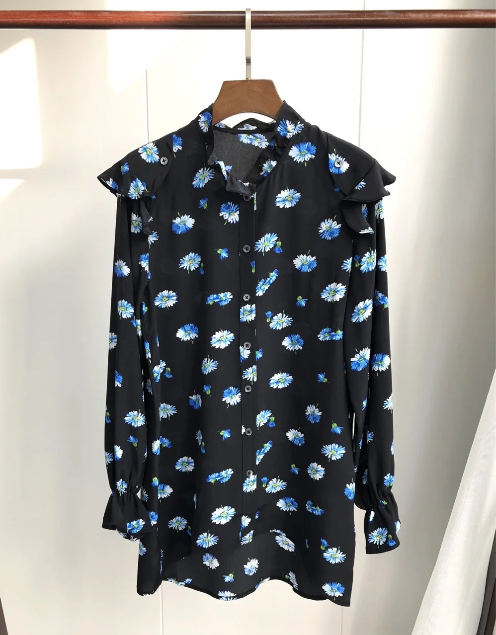 Ice Blue Daisy 100% Silk Long Sleeve Shirt Stunning Daisy Print Ruffled Color Light Shell Button Long Women Shirt Women Blouses
Ice Blue Daisy 100% Silk Long Sleeve Shirt Stunning Daisy Print Ruffled Color Light Shell Button Long Women Shirt Women Blouses