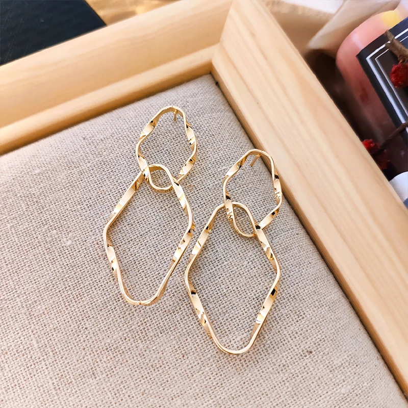 Japan Korea 2020 Alloy Drop Earrings for Women Metal Twist Rhombus Geometric Dangle Fashion Long Earrings Female Jewelry
Japan Korea 2020 Alloy Drop Earrings for Women Metal Twist Rhombus Geometric Dangle Fashion Long Earrings Female Jewelry
