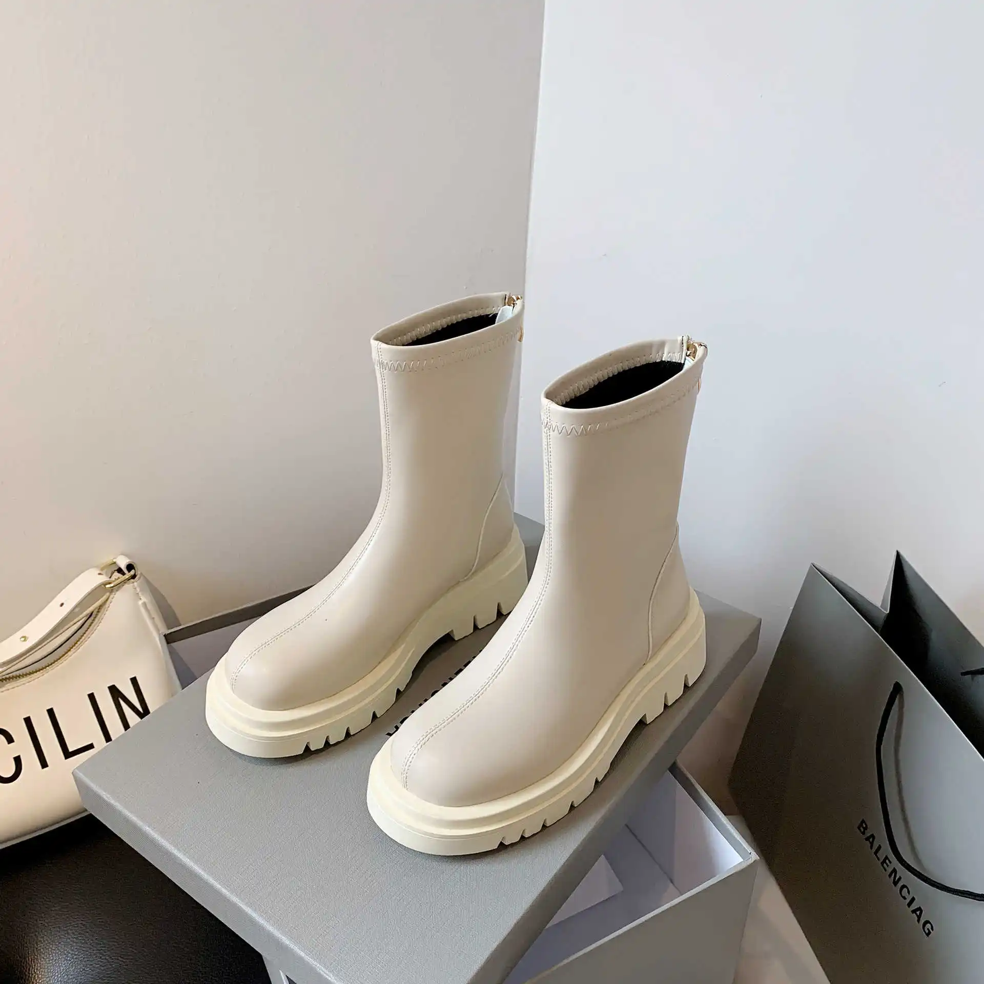 2021 new comfortable low heel Chelsea boots size 32-43 back zipper middle sleeve women's boots fashion
2021 new comfortable low heel Chelsea boots size 32-43 back zipper middle sleeve women's boots fashion