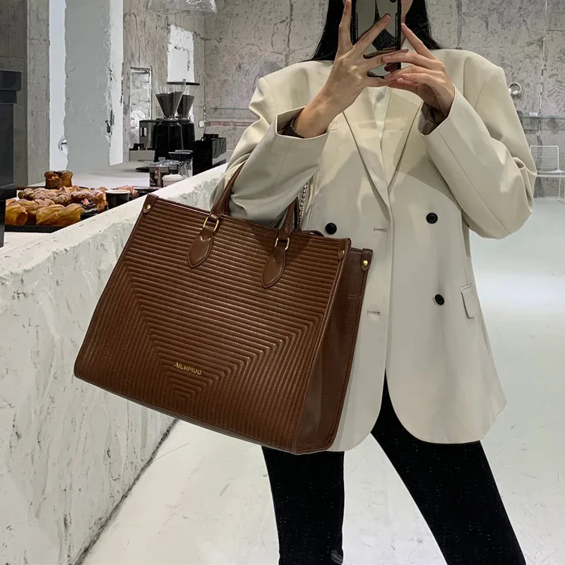 High-quality original design fashion large-capacity portable tote bag women's 2021 spring new trendy single shoulder big bag
High-quality original design fashion large-capacity portable tote bag women's 2021 spring new trendy single shoulder big bag
