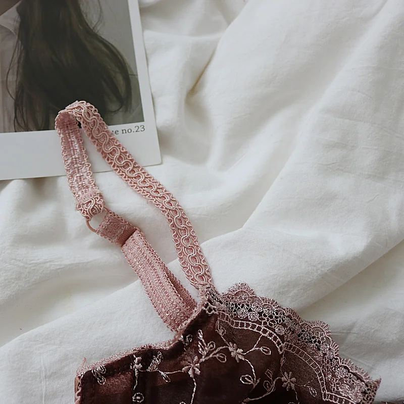 Wriufred Ultra-thin embroidered lace underwire bra sweet and sexy plus size no sponge underwear 82% nylon 10% spandex lingerie
Wriufred Ultra-thin embroidered lace underwire bra sweet and sexy plus size no sponge underwear 82% nylon 10% spandex lingerie