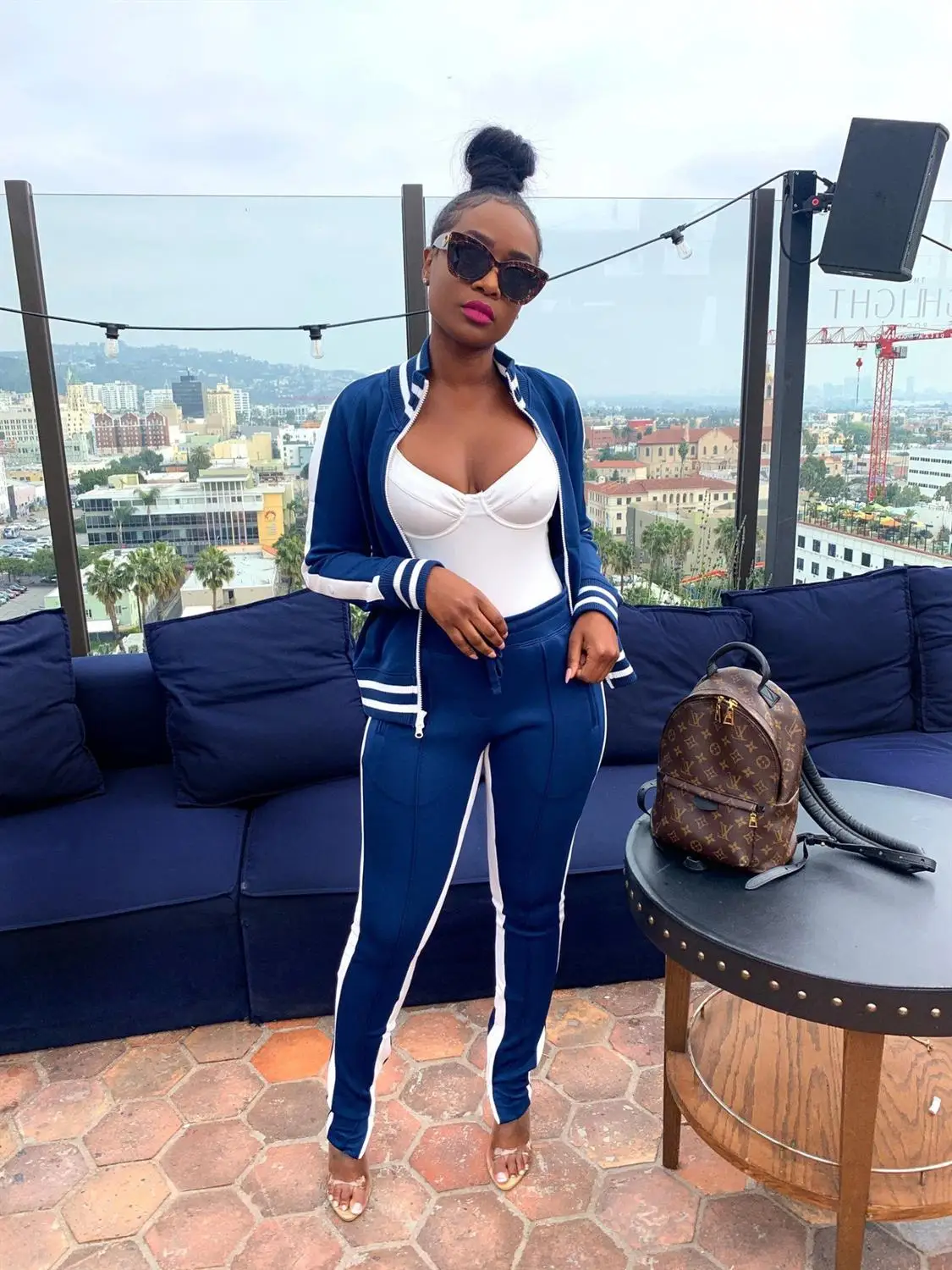 Sport Wear Side Striped Classical Tracksuits Women Long Sleeve Zipper Coats Top And Sweat Pants 2 Color Casual Outfit LD8613G
Sport Wear Side Striped Classical Tracksuits Women Long Sleeve Zipper Coats Top And Sweat Pants 2 Color Casual Outfit LD8613G