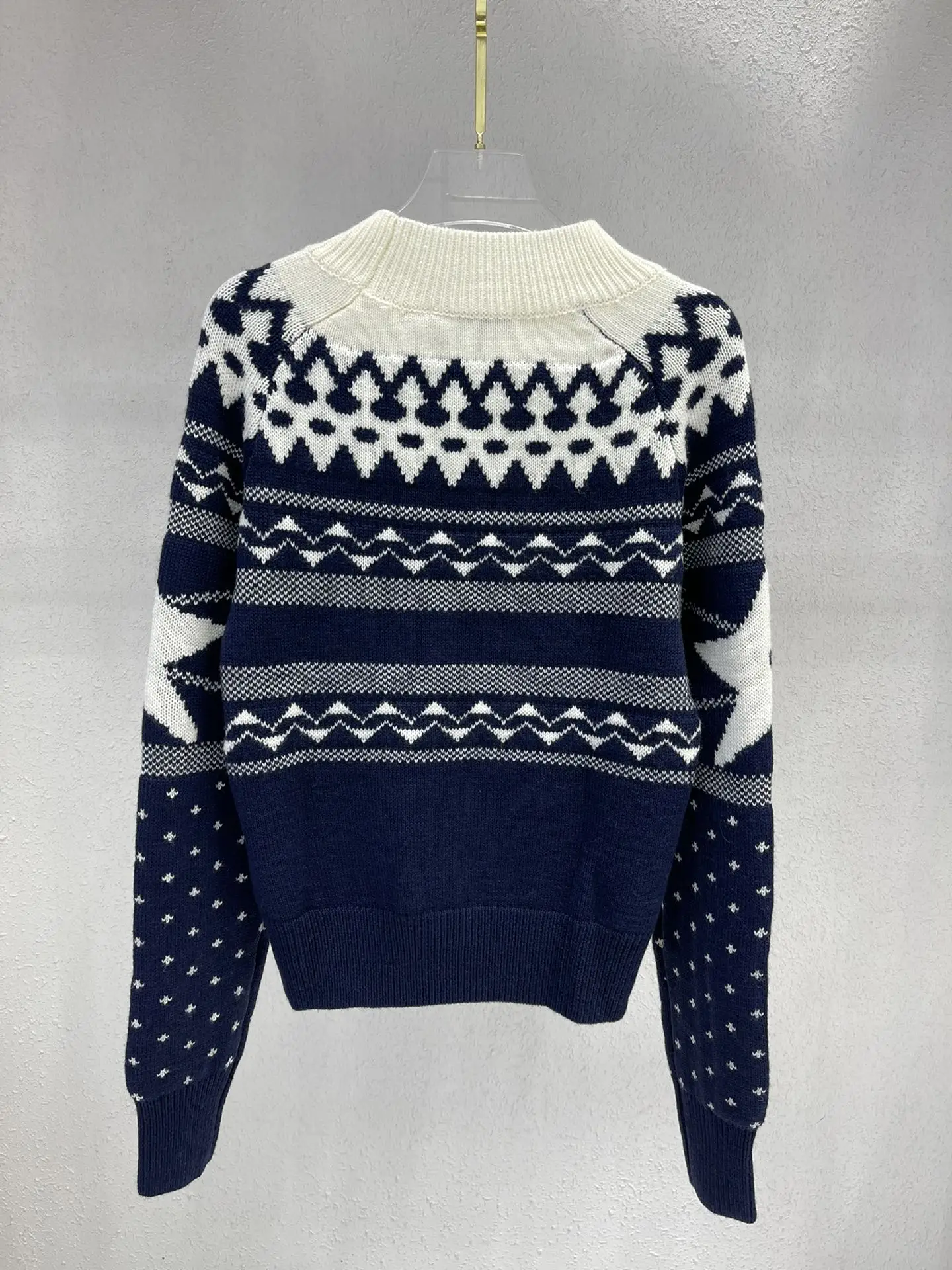 2021 Ski star color matching letter jacquard lapel slim waist short long sleeve sweater pullover top
2021 Ski star color matching letter jacquard lapel slim waist short long sleeve sweater pullover top