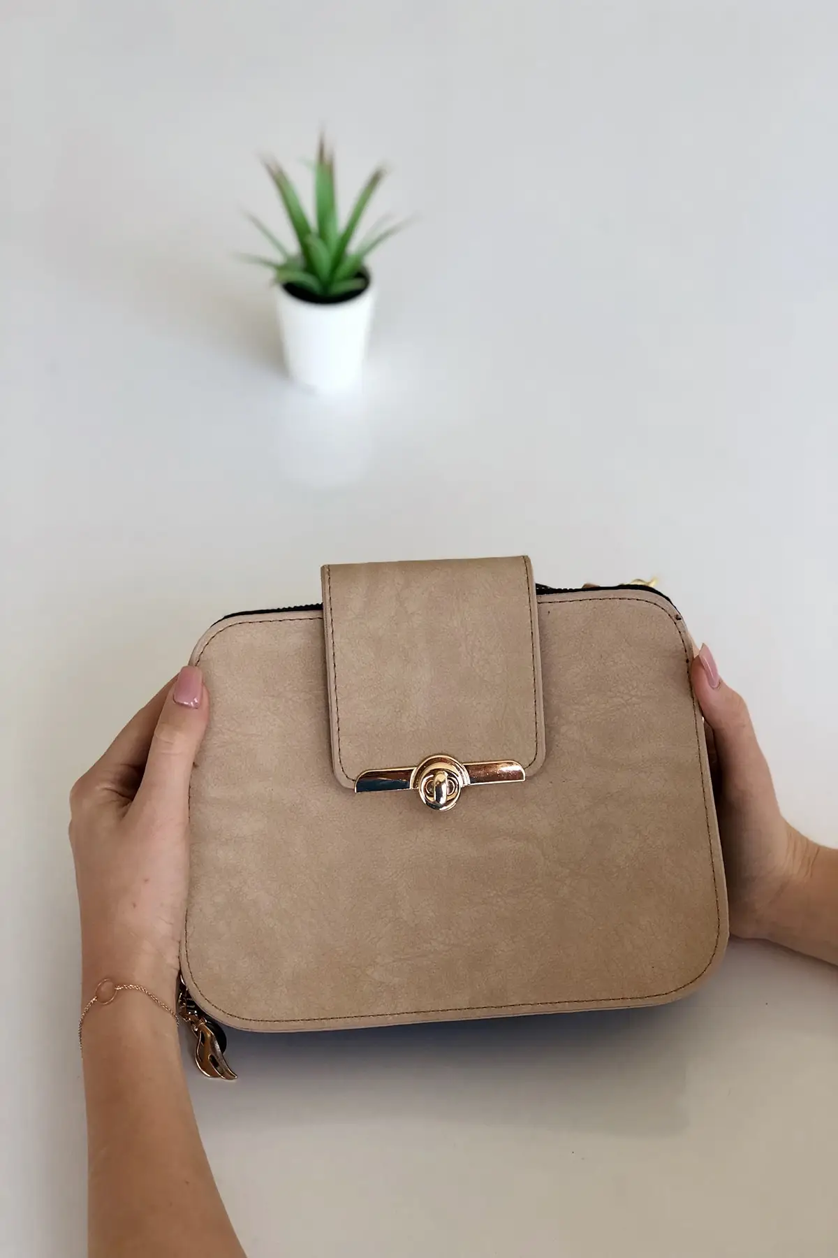 Bagzone Female Skin Color Semi Chain Strap Lock Detailed Shoulder Bag 10 VA2065 
Bagzone Female Skin Color Semi Chain Strap Lock Detailed Shoulder Bag 10 VA2065