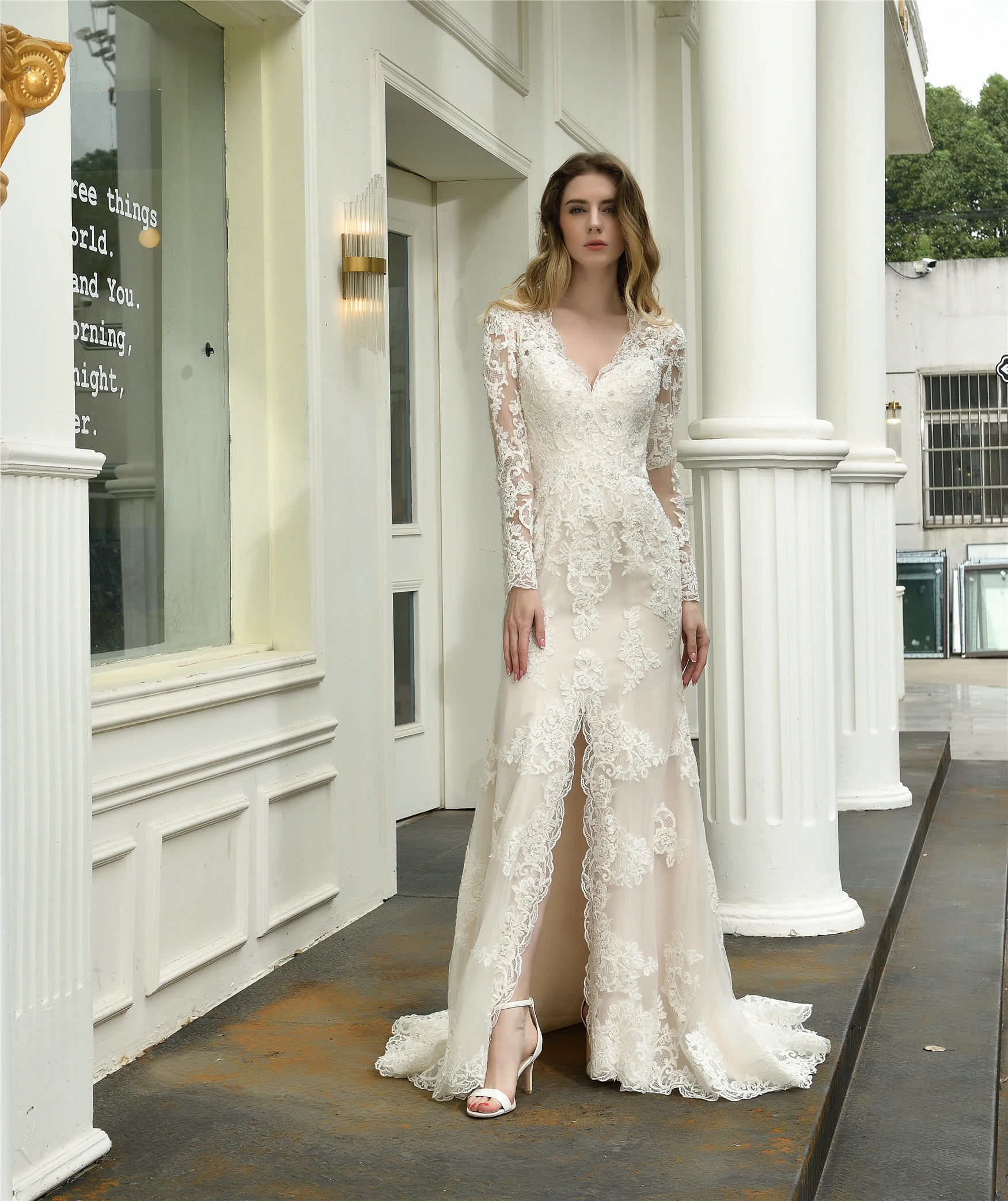 Sexy ivory lace V-neck Split wedding dresses Back buttons Champagne lining full sleeces Royal applique brush Train Bridal Dress
Sexy ivory lace V-neck Split wedding dresses Back buttons Champagne lining full sleeces Royal applique brush Train Bridal Dress