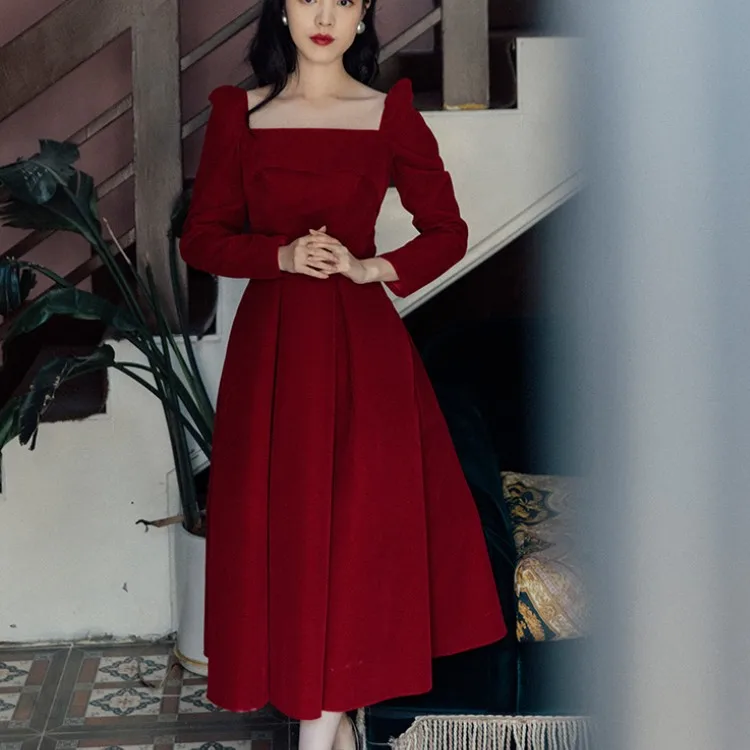 New Autumn Winter Temperament Velvet Dress Female Vintage Women Elegant Square Collar Lady Puff Sleeve Ball Gown Midi Dress
New Autumn Winter Temperament Velvet Dress Female Vintage Women Elegant Square Collar Lady Puff Sleeve Ball Gown Midi Dress