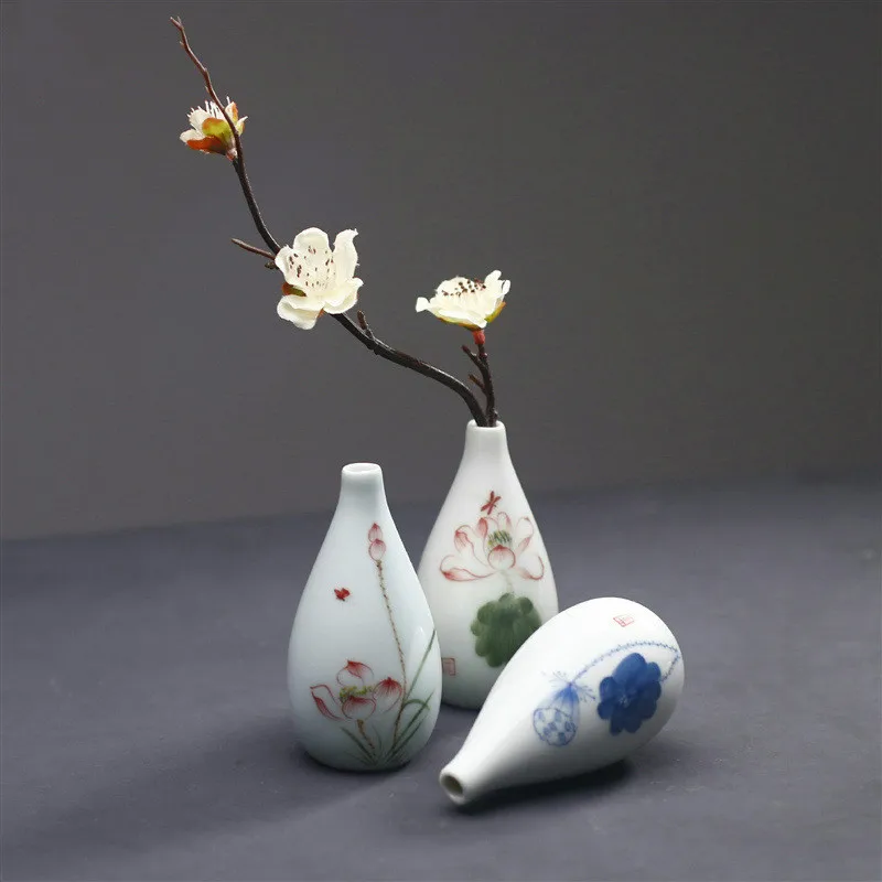 Mini hand-painted blue and white porcelain hydroponic flower vessel arrangement creative home decoration
Mini hand-painted blue and white porcelain hydroponic flower vessel arrangement creative home decoration