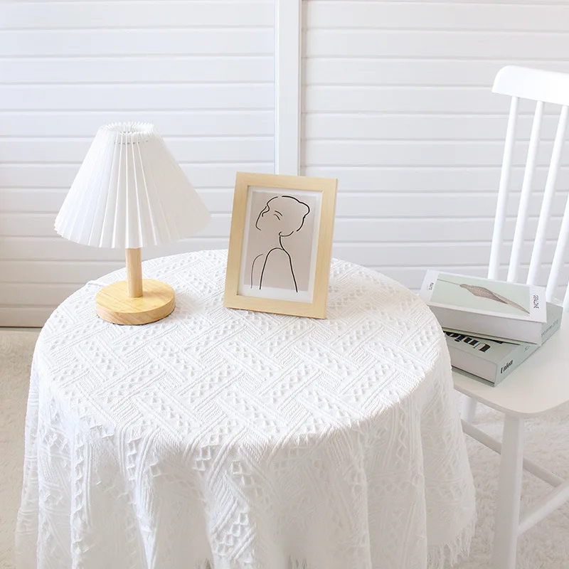 Lace tablecloth new high-end luxury retro knitted round table coffee table cover towel fabric
Lace tablecloth new high-end luxury retro knitted round table coffee table cover towel fabric
