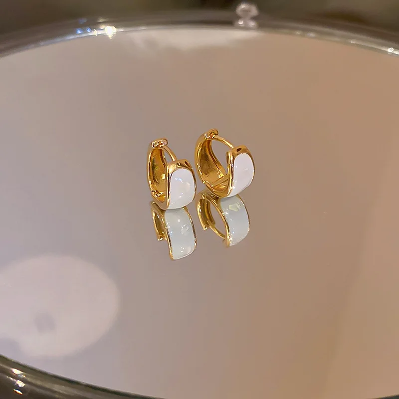 LOVOACC Korea Simple White Color Enamel Hoop Earrings for Women Female Gold Color Metallic Circle Statement Earring Oorbellen
LOVOACC Korea Simple White Color Enamel Hoop Earrings for Women Female Gold Color Metallic Circle Statement Earring Oorbellen
