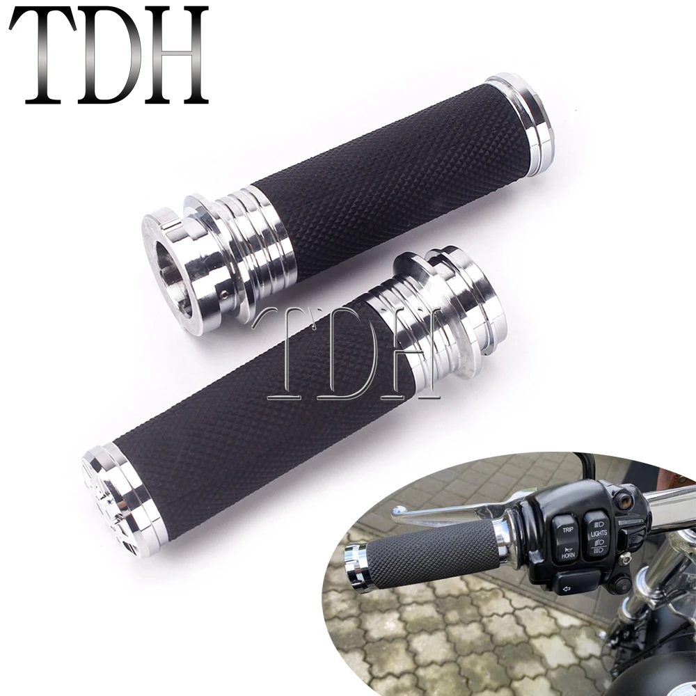 1 Pair Chrome CNC 25mm Handle Bar Hand Grip Handlebar 1'' inch For Harley Touring Softail Road King FLHTC FLHT FLTRX FLTR FLHR
1 Pair Chrome CNC 25mm Handle Bar Hand Grip Handlebar 1'' inch For Harley Touring Softail Road King FLHTC FLHT FLTRX FLTR FLHR