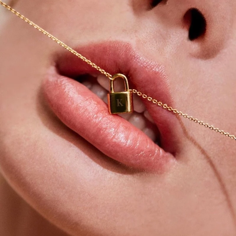 DONGSUO 928 silver lock chain necklace 26 Alphabet Letter 18K gold plated brass Copper chain Charm Name Pendant nacklace
DONGSUO 928 silver lock chain necklace 26 Alphabet Letter 18K gold plated brass Copper chain Charm Name Pendant nacklace