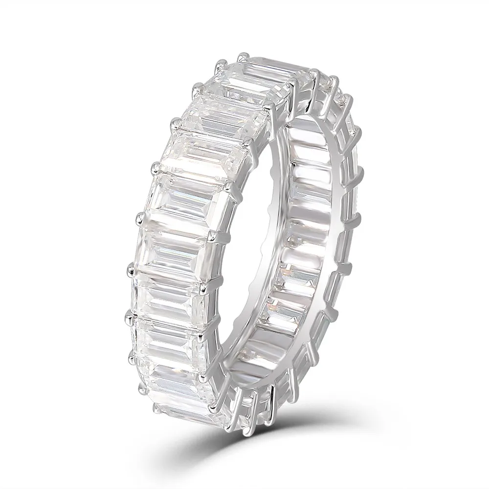 Обручальное кольцо с камнем вечности из серебра 925 пробы изумрудной огранки