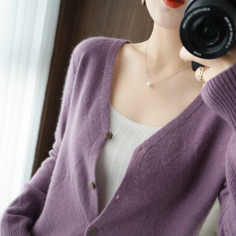 2021 Spring and Autumn New Cashmere Sweater 100% Pure Wool V-neck Cardigan Slim Women's Slim Large Size Pure Color Knitted Top
2021 Spring and Autumn New Cashmere Sweater 100% Pure Wool V-neck Cardigan Slim Women's Slim Large Size Pure Color Knitted Top