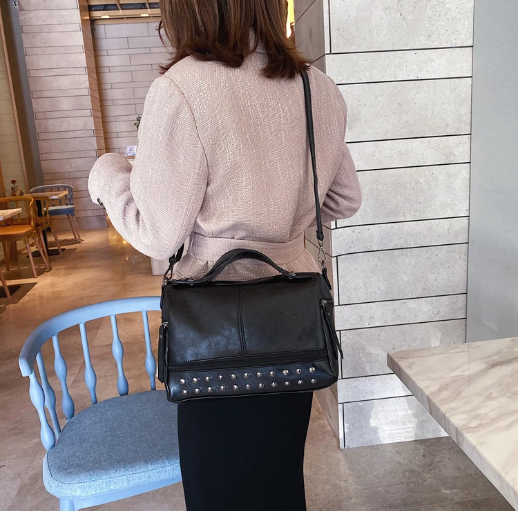 METASCH 2021 Vintage Shoulder Bag Casual Boston Bag Luxury Rivet Handbag Soft PU Leather Crossbody Bags Women Tote Bag Female
METASCH 2021 Vintage Shoulder Bag Casual Boston Bag Luxury Rivet Handbag Soft PU Leather Crossbody Bags Women Tote Bag Female