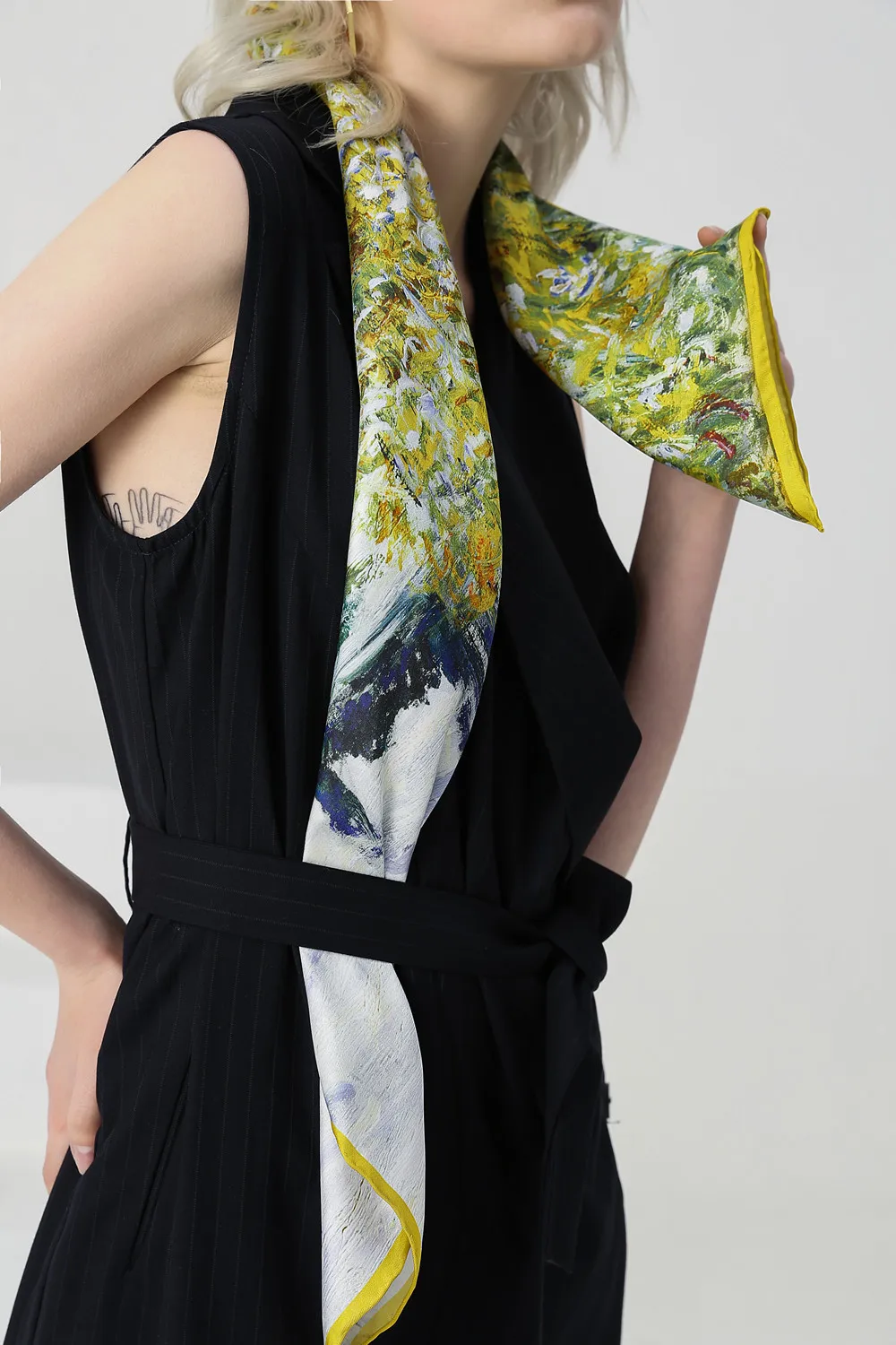 88*88cm Silk Scarf Women European and American Retro Mulberry Silk Twill Square Scarf Silk Scarf
88*88cm Silk Scarf Women European and American Retro Mulberry Silk Twill Square Scarf Silk Scarf