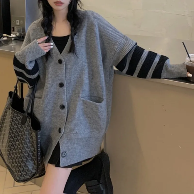 Женский свободный свитер с V-образным вырезом, в полоску 
Женский свободный свитер с V-образным вырезом, в полоску