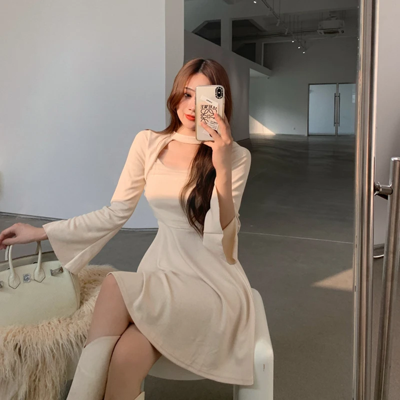 Нежный дизайн, сетчатая строчка, платье с воротником на поясе.
Нежный дизайн, сетчатая строчка, платье с воротником на поясе.