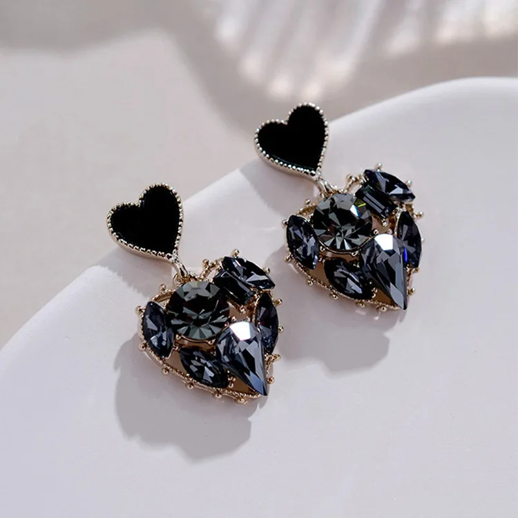 Black Luxury Shining Crystal Drop Earrings Love Heart Unique Design Dangle Earrings For Women Lady Fashion Jewelry Party Gift
Black Luxury Shining Crystal Drop Earrings Love Heart Unique Design Dangle Earrings For Women Lady Fashion Jewelry Party Gift