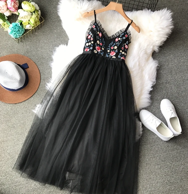 2019 Women Spring Floral Embroidery Strap Banquet Party Ball Dresses Mesh Pleated Long Fluffy Dress Summer vestido de fiesta
2019 Women Spring Floral Embroidery Strap Banquet Party Ball Dresses Mesh Pleated Long Fluffy Dress Summer vestido de fiesta