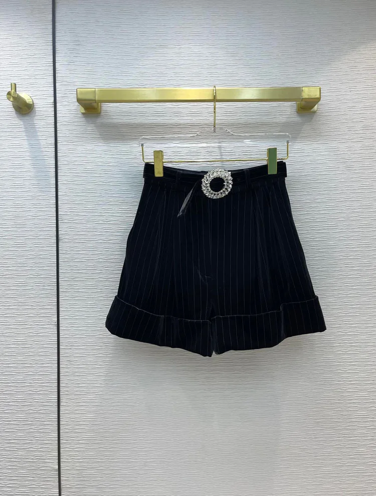 High Street Black Velvet Shorts for Women Diamond Waist Buckle Straight Shorts Luxury Brand 3D Cut Slim Shorts Lady Autumn 2021
High Street Black Velvet Shorts for Women Diamond Waist Buckle Straight Shorts Luxury Brand 3D Cut Slim Shorts Lady Autumn 2021