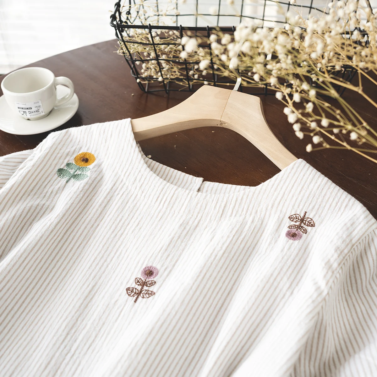 Summer 2021 new Korean style casual vertical stripe sunflower embroidery O neck short sleeve shirt female
Summer 2021 new Korean style casual vertical stripe sunflower embroidery O neck short sleeve shirt female